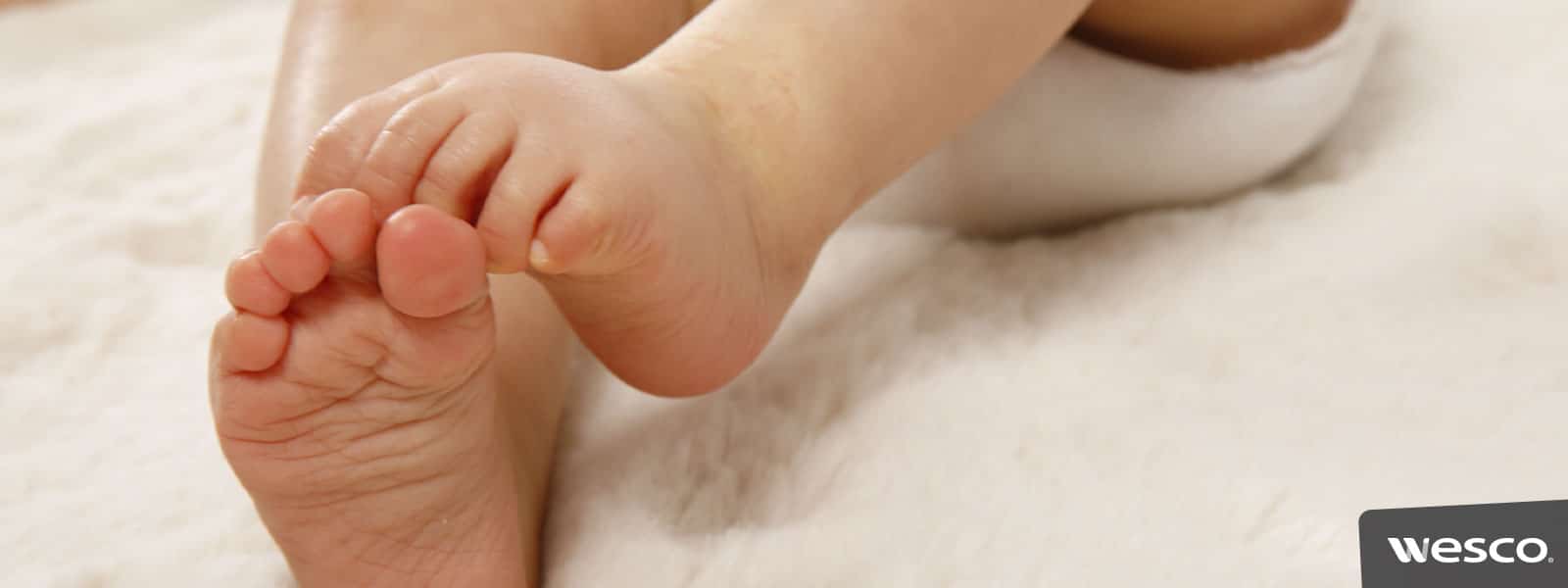 Comment habiller bébé à la naissance : les 6 indispensables !