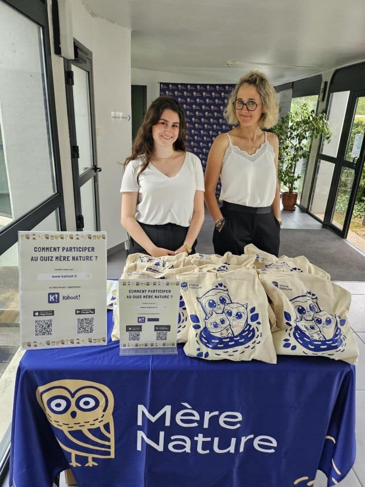 Andréa Kavounoudias et Ludivine Ferrer à l'accueil de la soirée Mère Nature